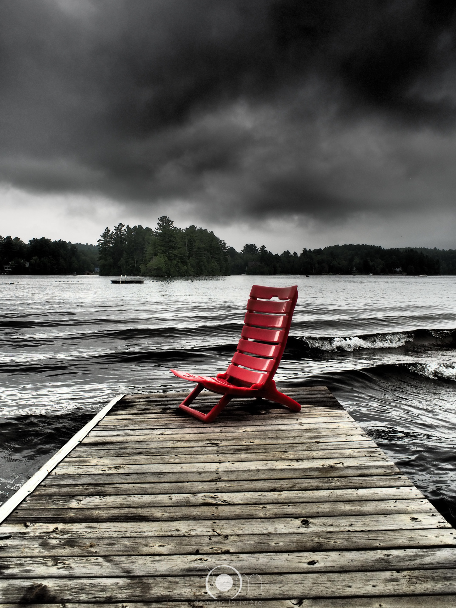 Chaise rouge devant le lac